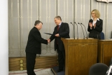 Marszałek senior Ryszard Bender przekazuje prowadzenie obrad nowo wybranemu marszałkowi Bogdanowi Borusewiczowi